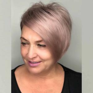 Najlepších 10 jesenných farieb na vlasy pre ženy nad 60 rokov v roku 2021