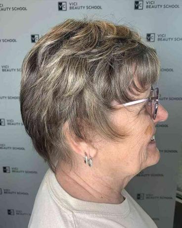 Vrstvený pixie pre staršie ženy po sedemdesiatke s okuliarmi