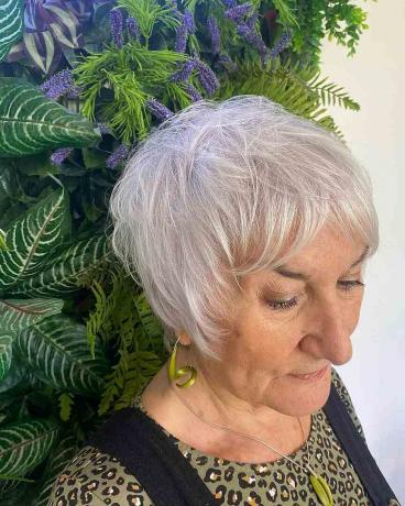 Rozcuchané vlasy po uši s ofinou pre 70-ročné ženy