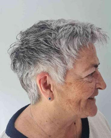 Pixie s nízkymi nárokmi na údržbu pre šedovlasé ženy vo veku 70 rokov