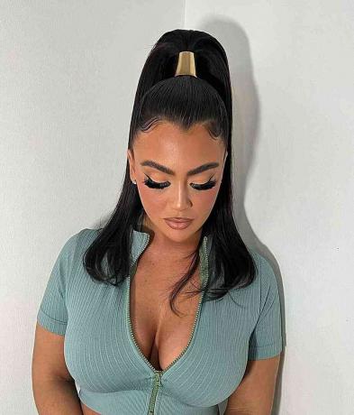 Cleopatra-tyylinen 90-luvun tyylikäs korkea poninhäntä pitkille hiuksille