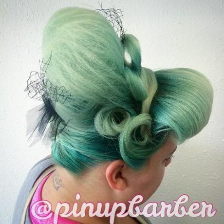pastelovo zelené vlasy s úľom updo