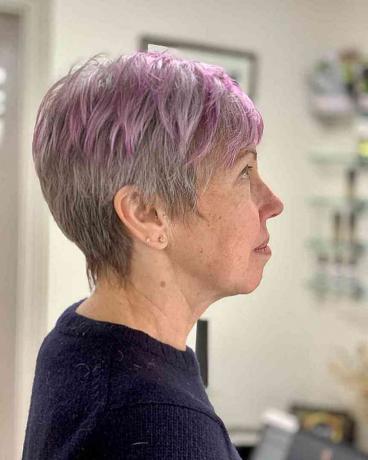 Trhaný šedý pixie s fialovými odleskami pre babičky nad 70 rokov