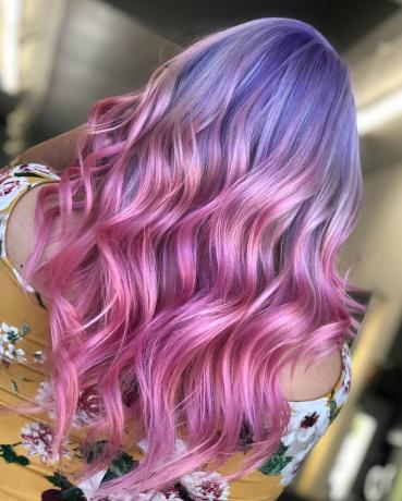 Fialové a ružové vlasy jednorožca