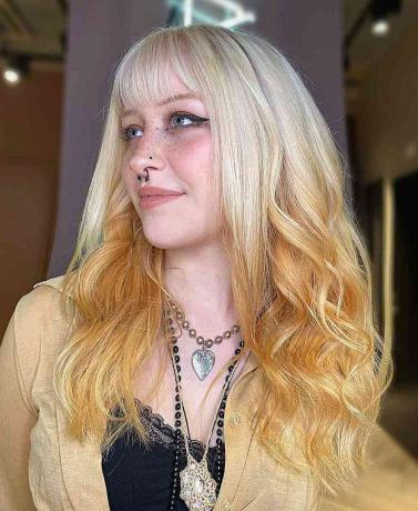 Ombre blonde décolorée inversée inspirée des années 90 avec frange pour cheveux longs