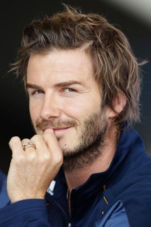Krátky až stredný účes David Beckham