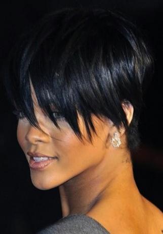 15 looks de parar o coração com penteados curtos de Rihanna