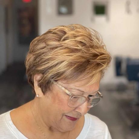 Skiktad klippning för 60 -åring med naturligt grått hår