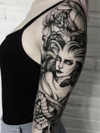 Medusa tetovanie s polovičným rukávom