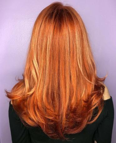 Różowo-miedziane włosy z pasemkami truskawkowego blondu