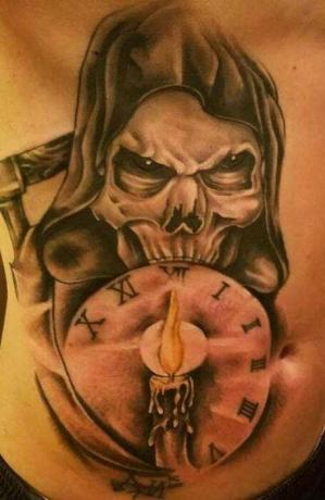Grim Reaper s hodinovým tetovaním