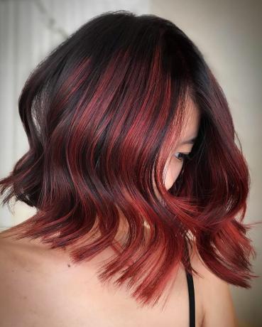 Ciemne włosy z jasnymi czerwonymi pasemkami