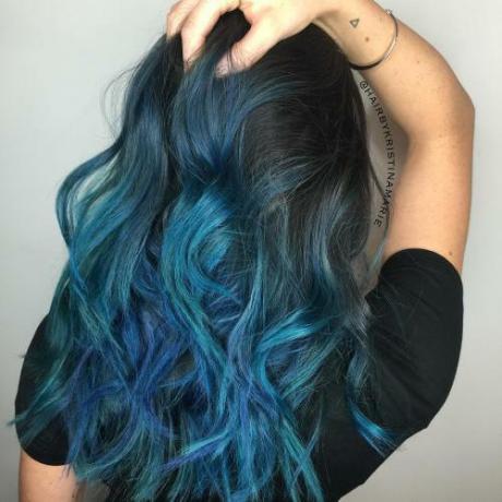Čierne vrstvené vlasy s modrou Balayage