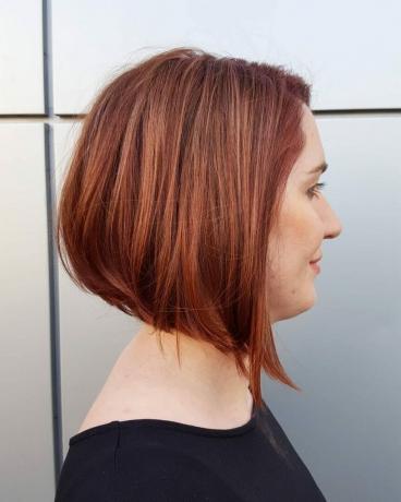Raudoni akcentai ant šviesiai rudų plaukų