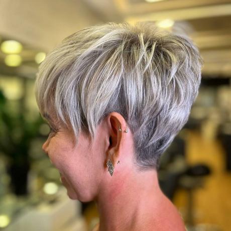 Sassy Textured Pixie til over 50 med Closely Clipped Nape Undercut