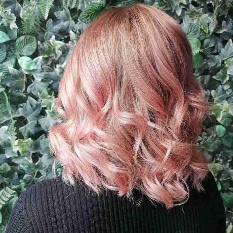 Pastelové ružovo zlaté balayage vlasy