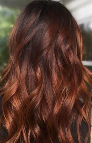Ciemne włosy czerwone pasemka
