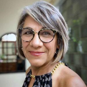 26 flatterende frisyrer for kvinner over 60 år med briller