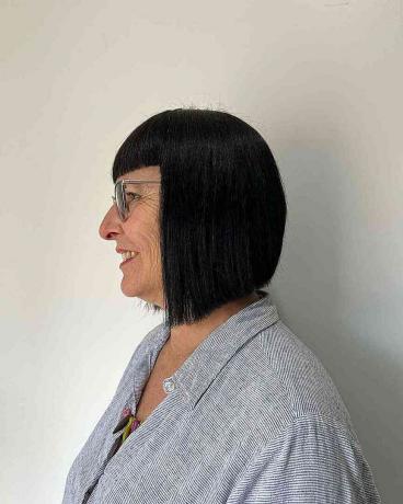 Tylsä Bob-leikkaus otsatukkailla lyhyille paksuille hiuksille 70-vuotiaille naisille