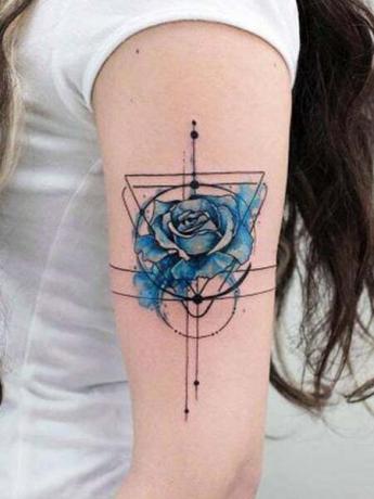 Rose geometrisk tatovering 1