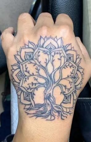 Gyvybės medžio rankų tatuiruotė