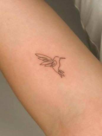 Minimalistické vtáčie tetovanie