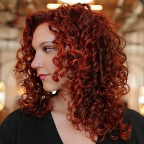 Ognjeno rdeč večplastni stil na strukturi kodrastih las