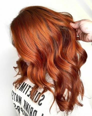Uzun Kıvırcık Kızıl Saç Modeli