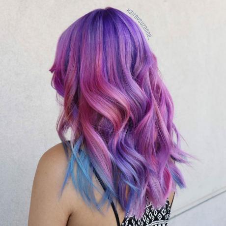 Közepes hosszúságú egyszarvú haj, lila tónusokkal