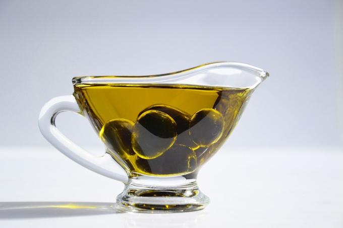4 Glavne prednosti oljčnega olja za lase razložene znanstveno