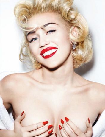 Miley Cyrus keskivaalea kihara kampaus