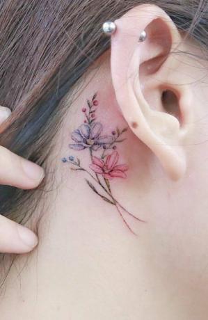 Tetovaža s malim cvijetom
