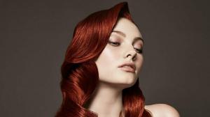 20 רעיונות לשיער אדום כהה סקסי להעתקה