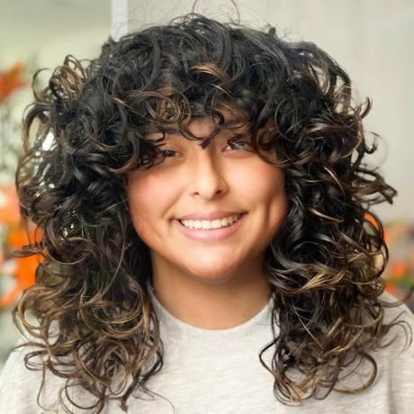 30 coiffures ondulées superposées inspirantes à essayer en 2023