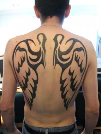 Tribal tattoo met engelenvleugels