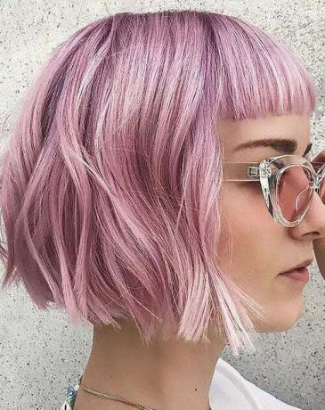 女性のためのショートヘアカット 前髪のあるピンクのボブ