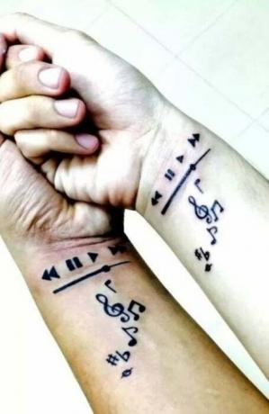 Hozzáillő zenei tetoválások