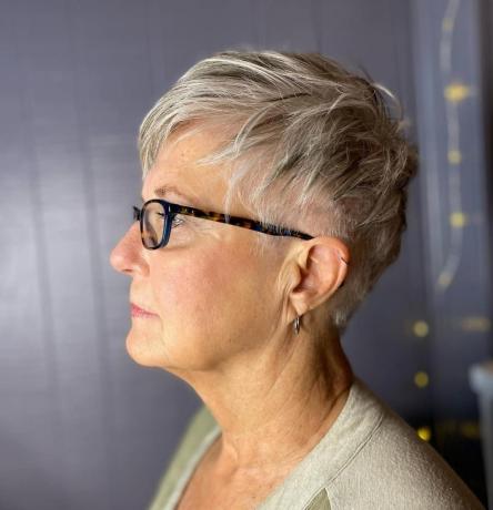Edgy pixie pre ženy nad 60 rokov s okuliarmi