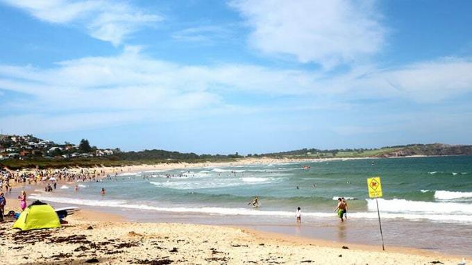 Dee Why Beach vid Tasmanhavet i Sydney, Australien