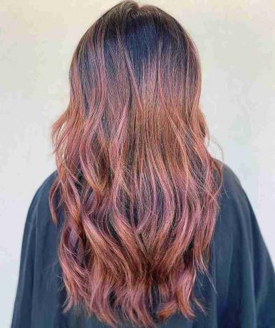 Темно-розовое золото на длинных многослойных волосах