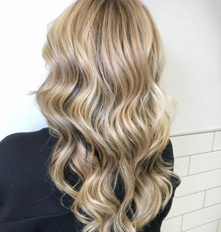 Platinové vlasy so svetlými blond odleskami