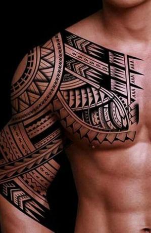Maori skulder tatovering