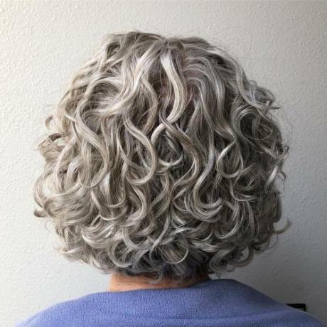Graue lockige Bob-Haarschnitte für Frauen über 50