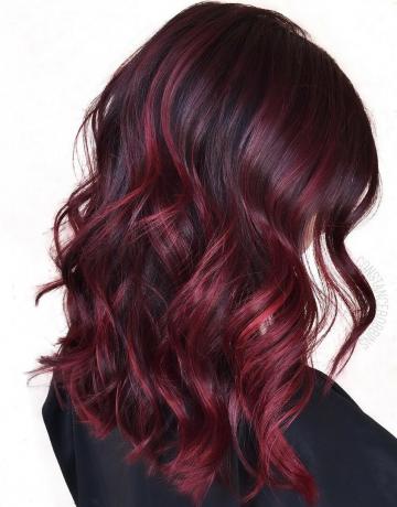 Burgunder rød balayage for svart hår