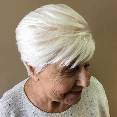 peinado de capas cortas de mujeres mayores