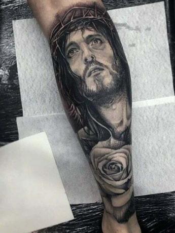 Tatuaggio della gamba di Gesù