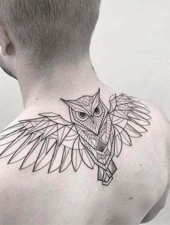幾何学的なフクロウのタトゥー
