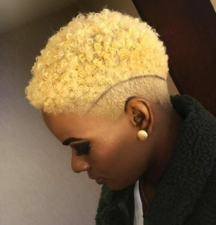 Svetlé blond kučeravé vlasy s chirurgickou linkou