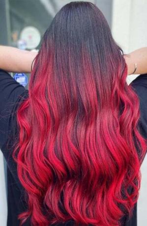 Mustat ja punaiset Ombre-hiukset
