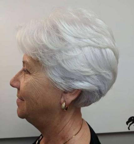 Fjerede korte frisurer til kvinder over 70 år